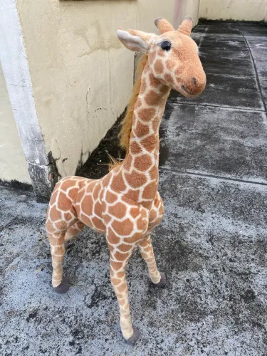 girafa grande de pelúcia