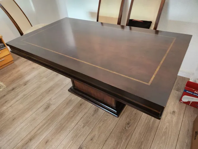 Mesa de jantar de mogno