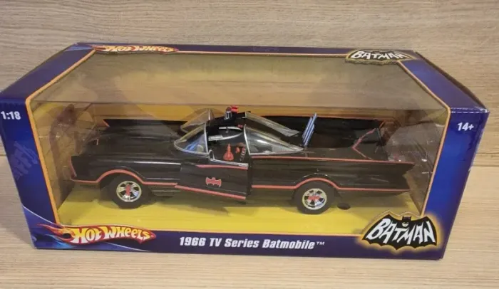 Carro Batmovel Classico HotWheels 1:18