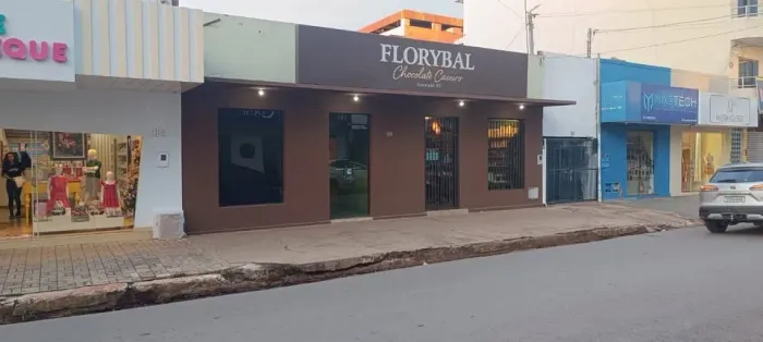 Vendo loja comercial completa, totalmente montada e equipada, pronta para abrir as portas