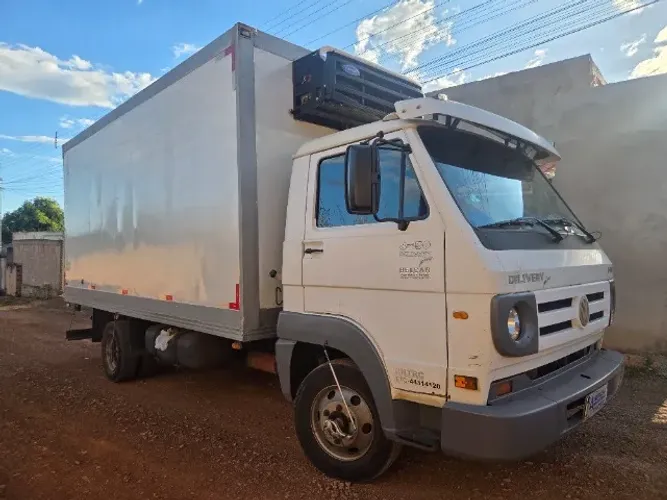 Vw 8150 plus/11/12 baú frigorífico gancheira