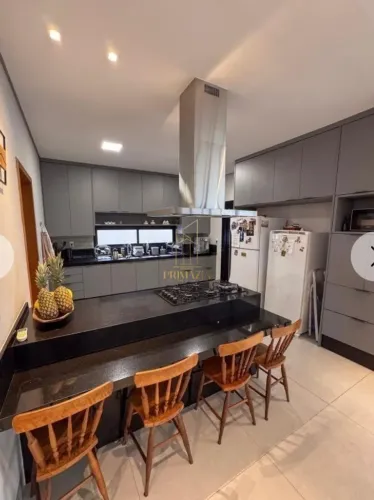 Sobrado no Condomínio Villa Jardim - 04 suites