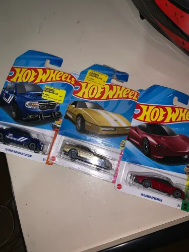 3 carrinhos Hot wheels