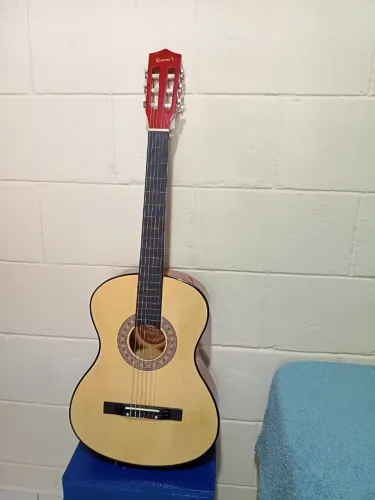 Violão com capa de luxo
