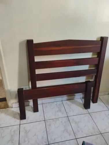 CAMA DE SOLTEIRO E ESPELHO