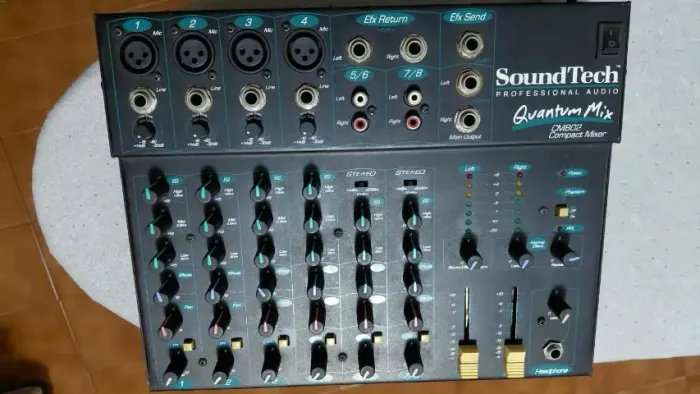 Mesa de Som Soundtech CM 802