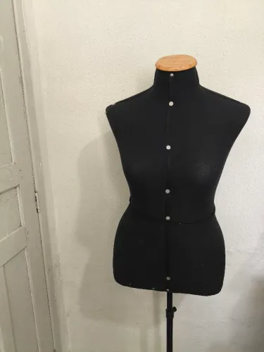 Manequim de costura, com pedestal