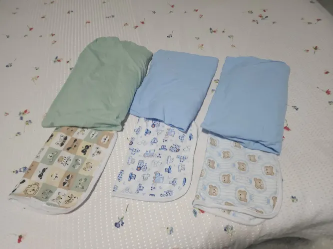 Lotes de três  conjunto de lençol de berço 
