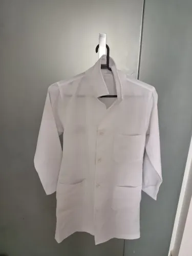 Jaleco longo de manga comprida com botões