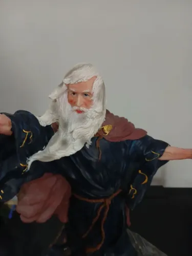 escultura em resina representando Moisés com seu cajado.