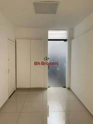 CASA COM 6 QUARTOS PARA LOCAÇÃO NO BAIRRO SANTO ANTÔNIO.