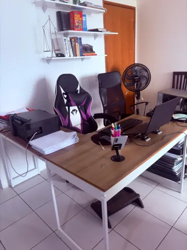 Vendo mesa e duas cadeiras escritório