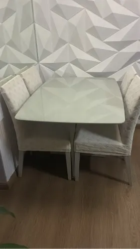 Mesa com 04 cadeiras - Sala de jantar 