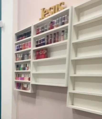 Prateleira com os esmaltes tbm