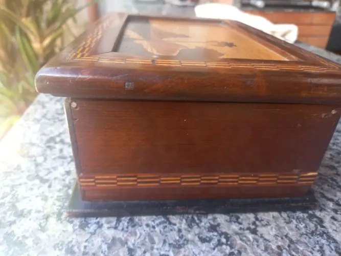 Antiga caixa marchetaria