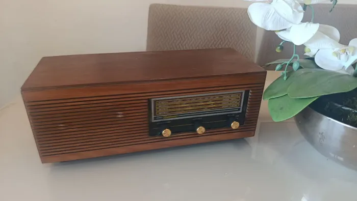 Rádio antigo caixa de madeira. 