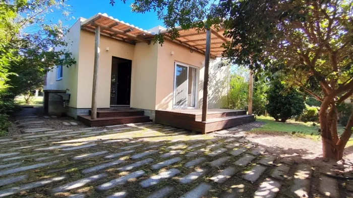 Casa à venda em Garopaba-SC, Praia da Ferrugem: 2 suítes, à 500 metros do mar!
