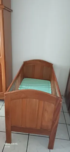Berço de madeira com colchão 