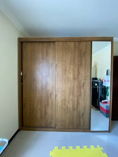 Guarda-Roupa com Espelho 100% MDF 3 Portas e 4 Gavetas Canela Scarpa Marrom