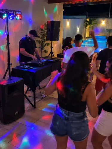 DJ, som e iluminação para festas. Atendemos em Itaboraí e região