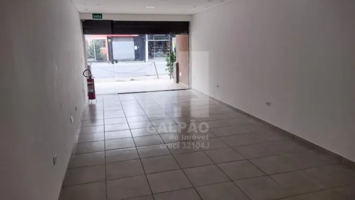 LOJA EM BOULEVAR DE LOJAS COM DIVERSAS ATIVIDADES, RUA DE GRANDE MOVIMENTO, DUAS VAGAS, EX
