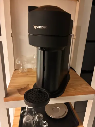 Cafeteira Nespresso Vertuo Preta - Liga, Faz Limpeza, Não Extrai Cápsulas