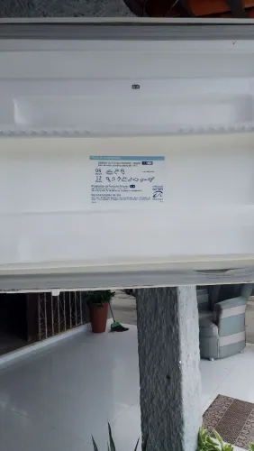 Vendo geladeira duas portas . Tratar * .  Está com compressor novo 