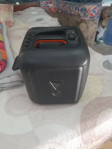 Vendo Caixa jbl party box 100 c/02 microfones ótimo estado por 2.000,oo.