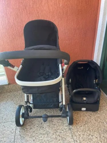 Carrinho completo com bebê conforto base de carro e Moisés semi novo  