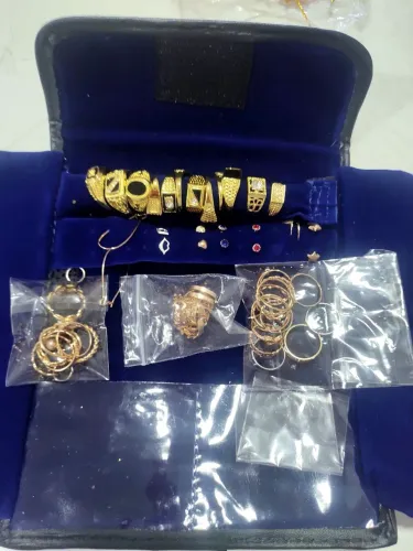 Anéis e brincos folheados a ouro mais de 35 pçs com mostruário