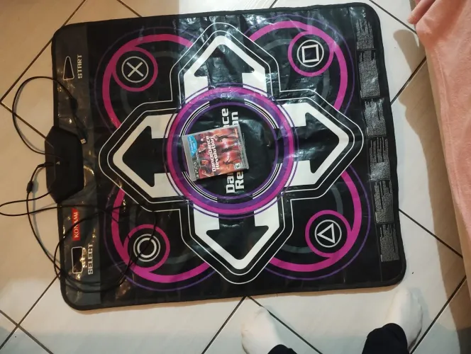 Vende-se jogo dance dance revolution para ps3 com o tapete de dança funcionand