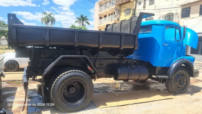 Caminhão caçamba
