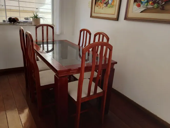 Vendo mesa de jantae mogno em excelente estado de conservação