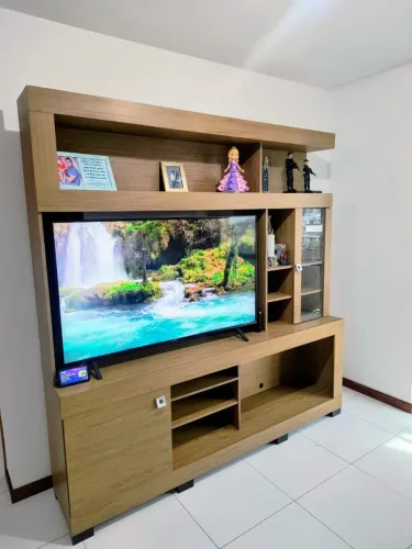 Vendo linda estante, para TV de até 60 polegadas.