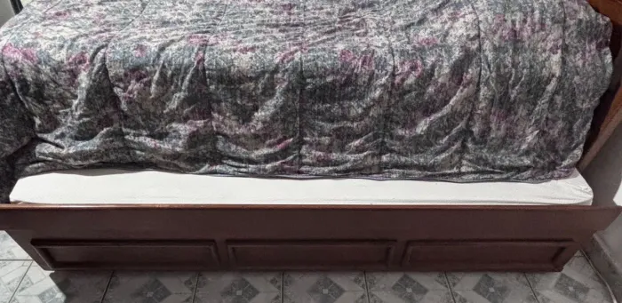 Vendo Bi cama de solteiro, em madeira.