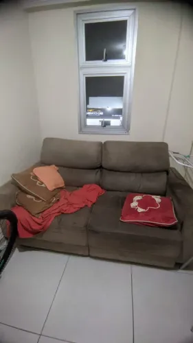 Vendo sofá retrátil e reclinável de 2 lugares, na cor marrom, em tecido suede