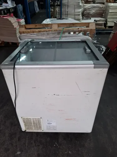 Freezer pequeno com porta de vidro 216 lt