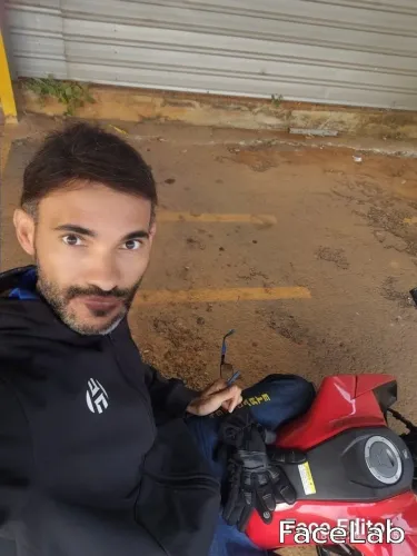 Faço entrega de moto, farmácia, pequenas mercadorias, passageiros