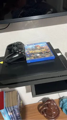 PS4 (500 GB) + 1 controle original + 1 jogo: R$ 950.00