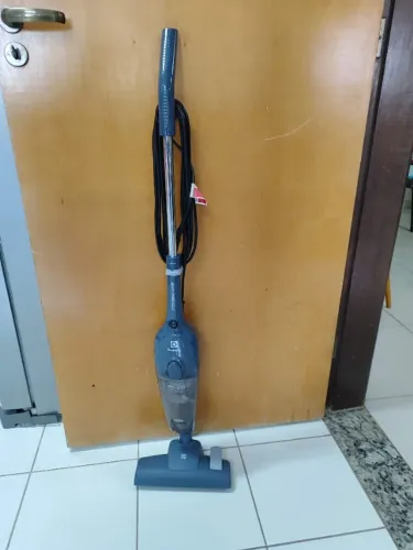 Aspirador de Pó Vertical 1600W Electrolux com cabo 6m portátil de mão 2 em 1 potente com c