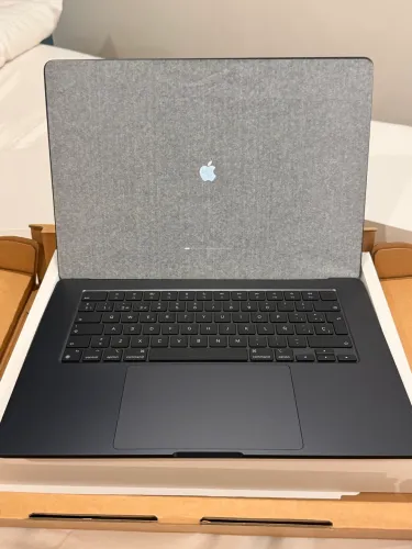 MacBook Air 15 - 2024 em estado de nuevo 