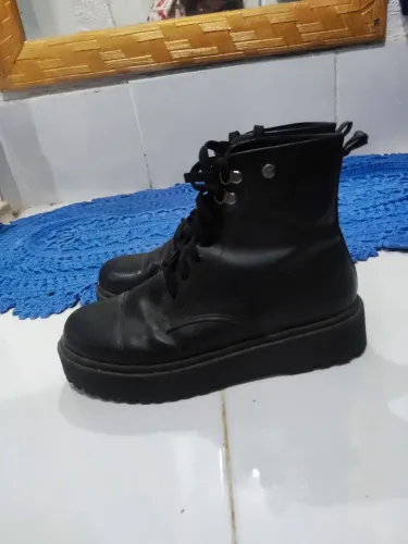 Bota de couro tratorada