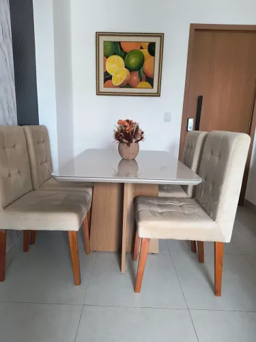 Mesa com 4 cadeiras