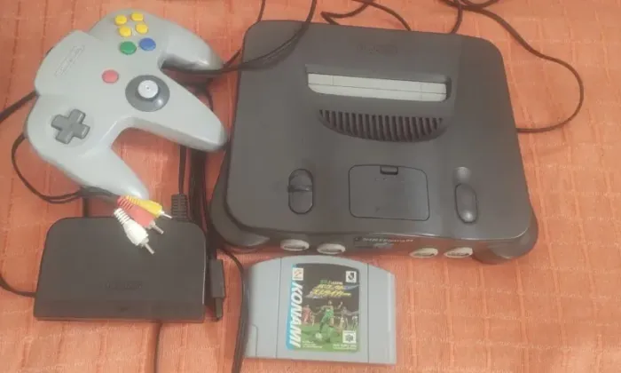 Video Game Nintendo 64 com fita e controle