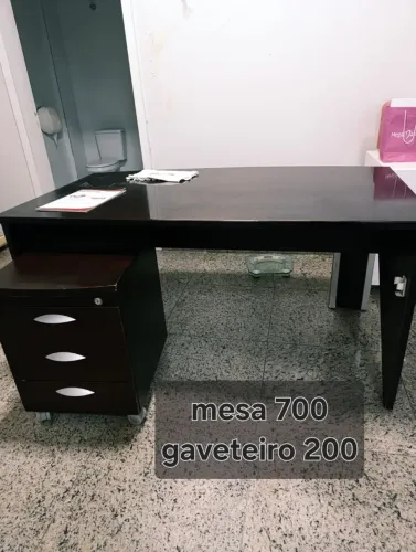 Mesa de escritório e gaveteiro