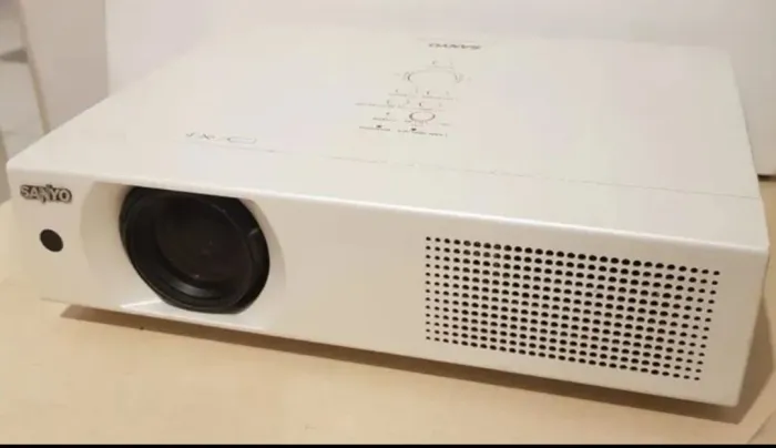 Projetor Sanyo PLC-Xu106