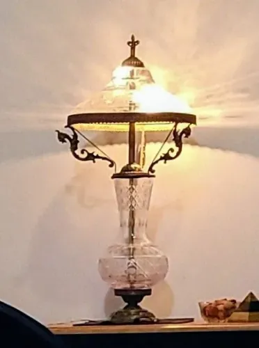 Abajur de Bronze maciço e cristal lapidado com figuras de 3 dragões ao lado