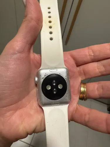 Apple Watch séries 3 com cabo e fonte tela lascada