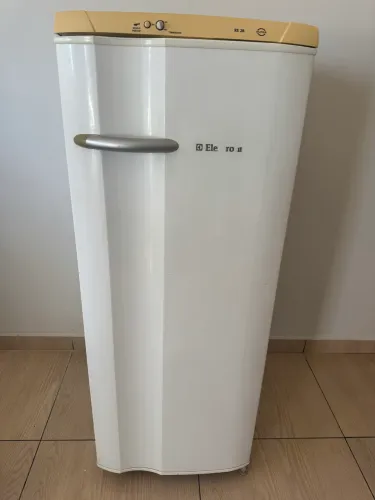 Vendo geladeira eletrolux modelo RE28 funcionando perfeitamente