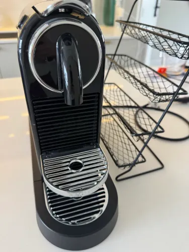 Cafeteira Nespresso Essenza Mini Preta + Suporte para Cápsulas